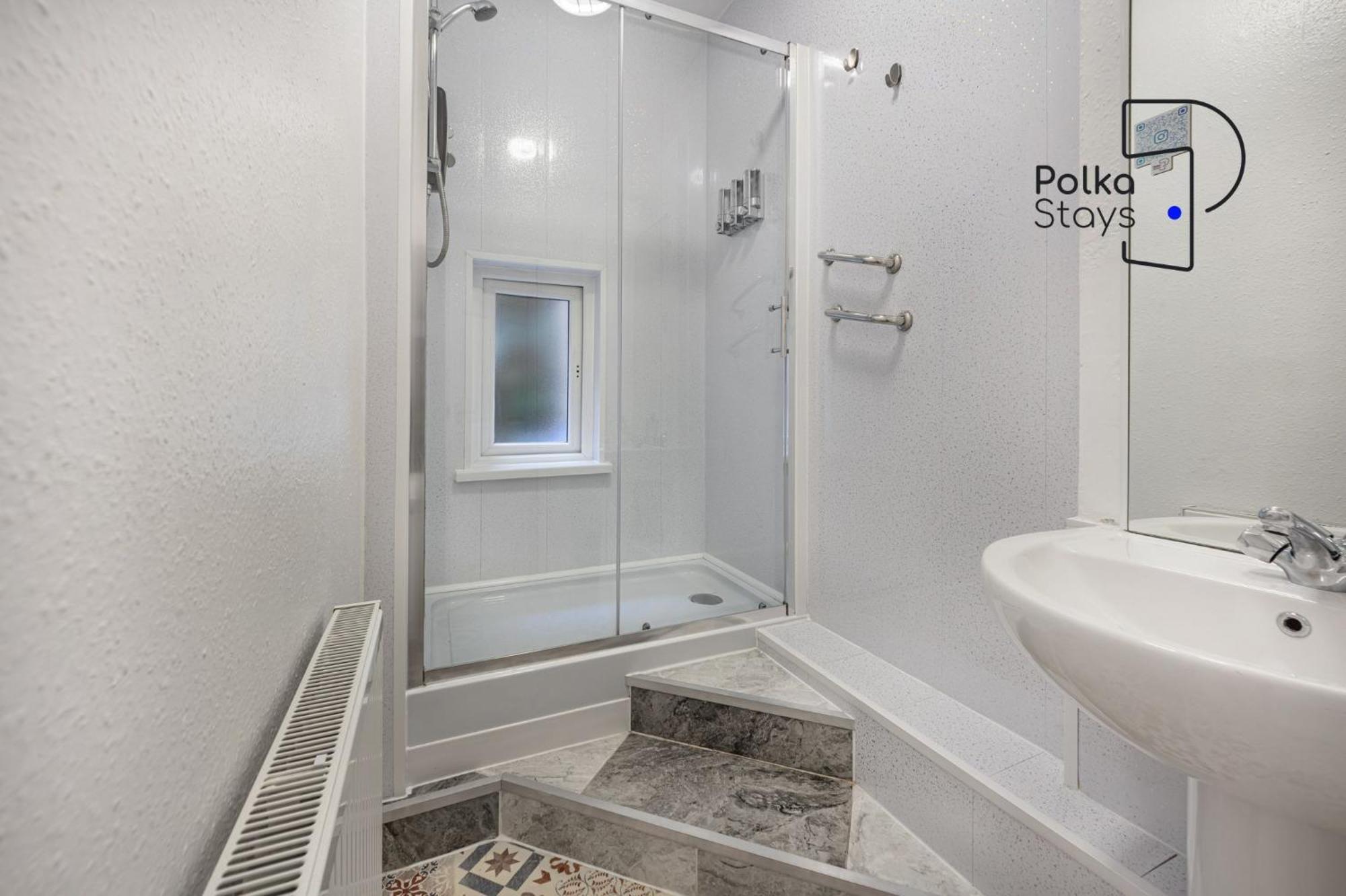 Polkadot Winter Gardens - Large Modern Apartments In Blackpool By Polkastays 외부 사진